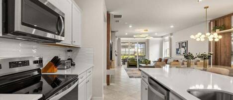 Réfrigérateur, micro-ondes, four, plaque de cuisson