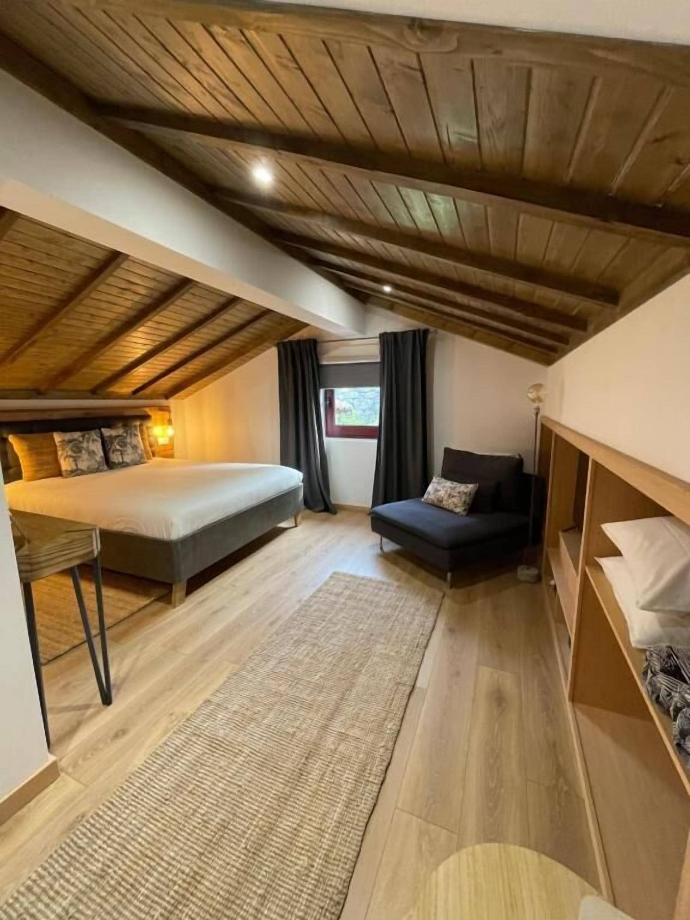 Kahden hengen comfort-huone, kaupunkinäköala | Ilmainen Wi-Fi, vuodevaatteet