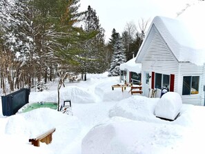 Outdoor spa tub - Cozy Riverside Chalet SPA Fireplace Nature Escape (Chertsey)