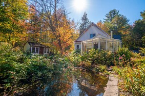 Exterior - Cozy Riverside Chalet SPA Fireplace Nature Escape (Chertsey)