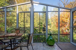 Dining - Cozy Riverside Chalet SPA Fireplace Nature Escape (Chertsey)