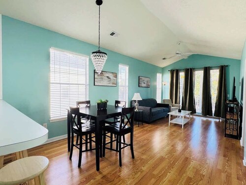 Top-Floor River Oaks Escape  2BR, 2BA