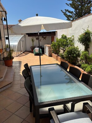 تناول الطعام بالخارج