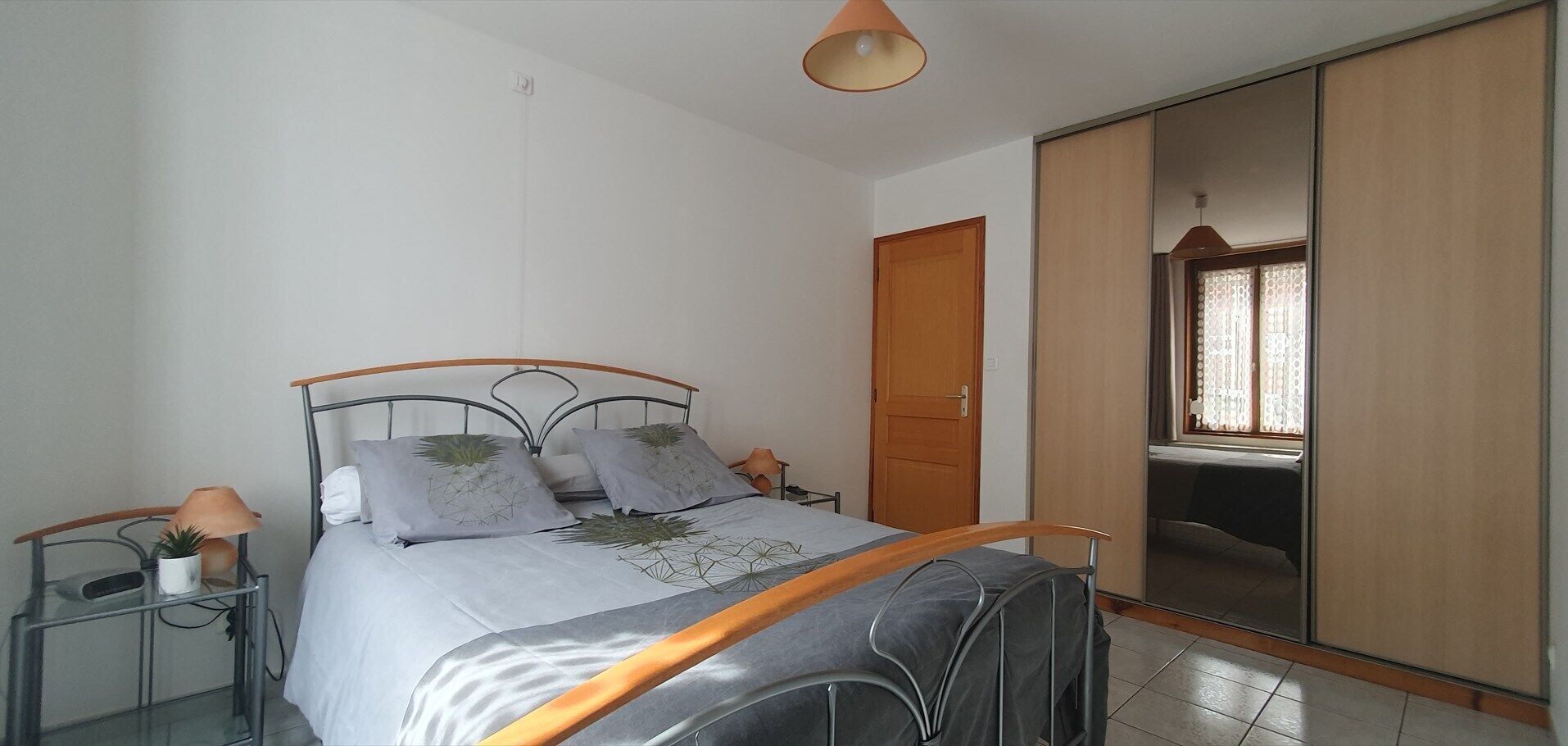 Tabla de planchar con plancha, wifi y ropa de cama 