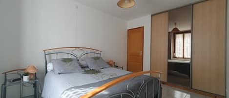 Iron/ironing board, WiFi, bed sheets