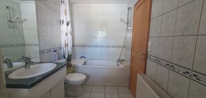 Serviettes fournies, papier toilette