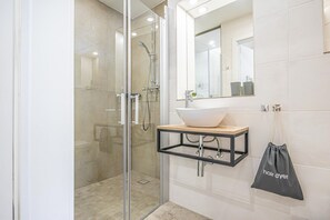 ヘアドライヤー、タオル、石鹸、シャンプー