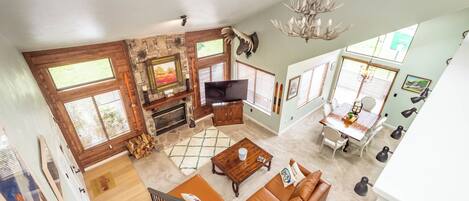 Smart-tv, een open haard, tafelvoetbal en een tafeltennistafel