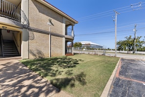 المنطقة المحيطة بالمنشأة