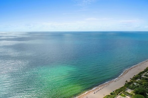 På stranden