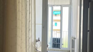 Un corridoio che conduce a un balcone con vista su un edificio.