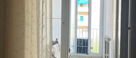 Familien-Vierbettzimmer, Blick auf den Innenhof | Schreibtisch, kostenloses WLAN