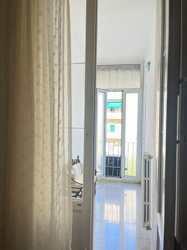 غرفة عائلية رباعية - منظر للفناء | مكتب وواي فاي مجانًا