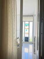 Quadrupla familiare, vista cortile | Una scrivania, Wi-Fi gratuito