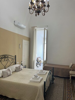 Family Quadruple Room, Courtyard View | Desk, free WiFi - B&B Chimera Bari (Bari)
