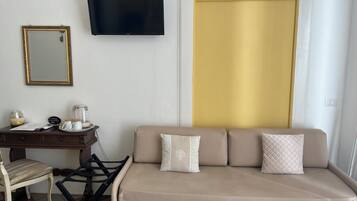 Quarto casal, sacada, vista para a cidade | Escrivaninha, Wi-Fi de cortesia