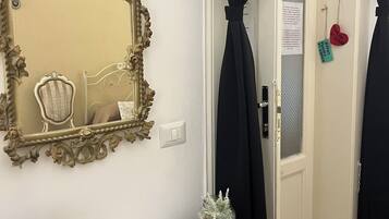 Familien-Vierbettzimmer, Blick auf den Innenhof | Schreibtisch, kostenloses WLAN