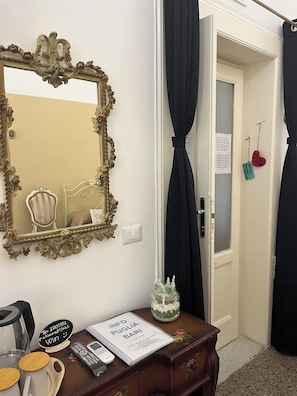 Familien-Vierbettzimmer, Blick auf den Innenhof | Schreibtisch, kostenloses WLAN