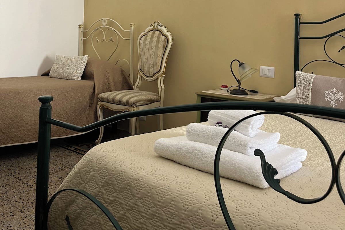 Family Quadruple Room, Courtyard View | Desk, free WiFi