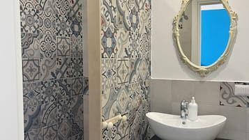 Dobbeltrom, balkong, byutsikt | Bad | Dusj, toalettartikler (inkludert), hårføner og håndklær