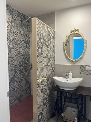 Tweepersoonskamer, balkon, uitzicht op de stad | Badkamer | Een douche, gratis toiletartikelen, een haardroger, handdoeken