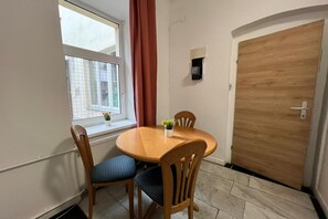 Dining - Cozy Room in Apartment, Prime Locatio (Wien)