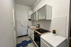 Fridge, microwave, oven, stovetop - Cozy Room in Apartment, Prime Locatio (Wien)