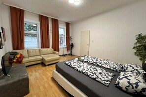 1 bedroom, WiFi, bed sheets - Cozy Room in Apartment, Prime Locatio (Wien)