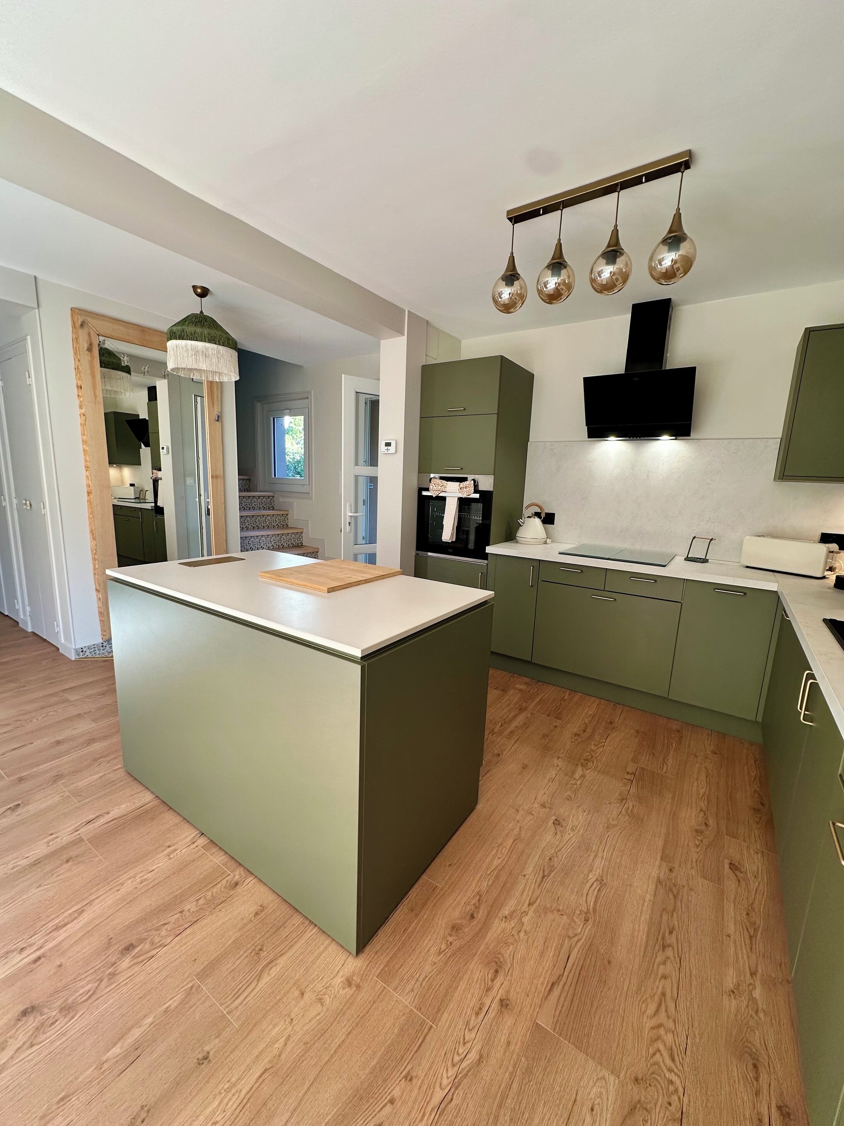 Een microgolfoven, een oven, een kookplaat, een vaatwasser