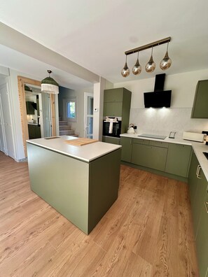 Microwave, oven, stovetop, dishwasher - L'écrin du Sancy, a gentle cocoon just a stone's throw from La Bourboule town center. (La Bourboule)