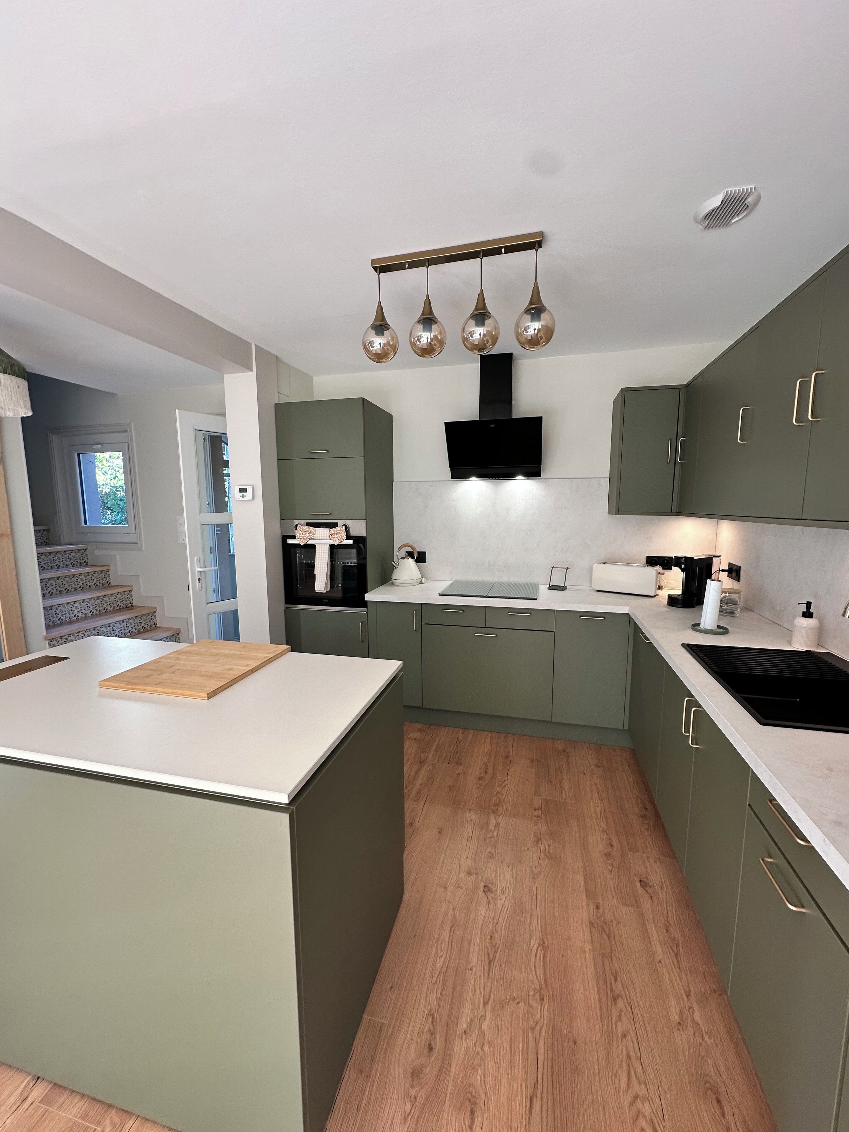 Micro-ondes, four, plaque de cuisson, lave-vaisselle