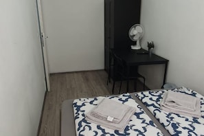 1 dormitorio, tabla de planchar con plancha, wifi y ropa de cama