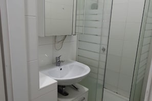 Ducha, secador de pelo, toallas y jabón