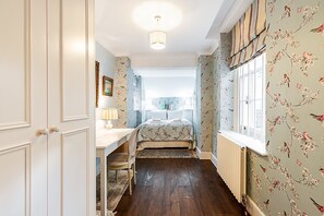 Desk, iron/ironing board, Internet - Elegant English Retreat near Maida Vale (London)