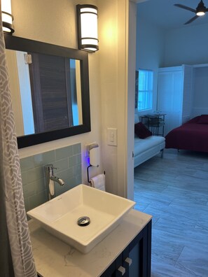 Iron/ironing board, WiFi, bed sheets - Adorable Efficiency Apt. with AC in beautiful St Thomas with spectacular views. (St Thomas)