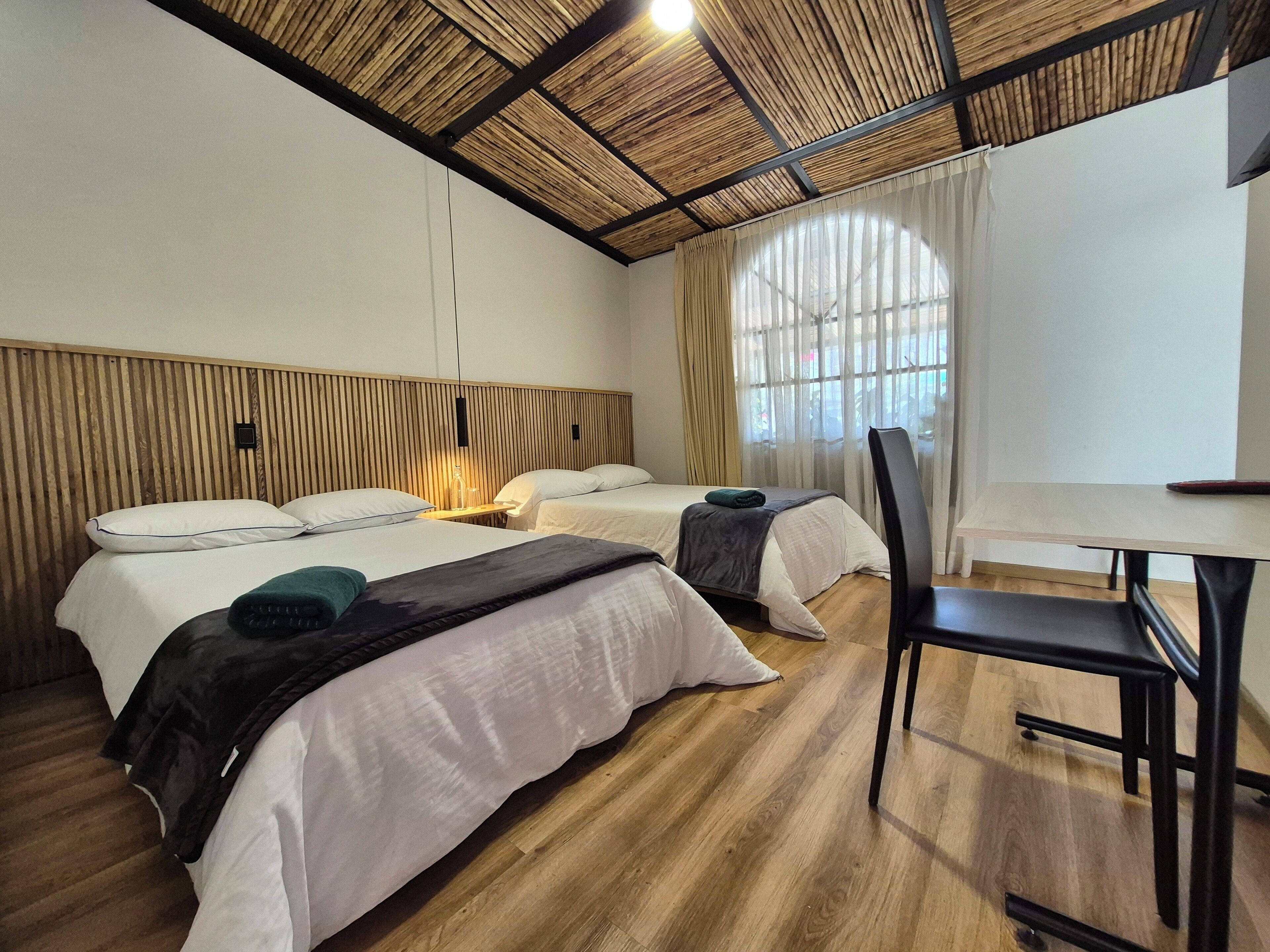 Habitación Confort con 2 camas individuales | Escritorio, espacio para trabajar con laptop y wifi gratis 
