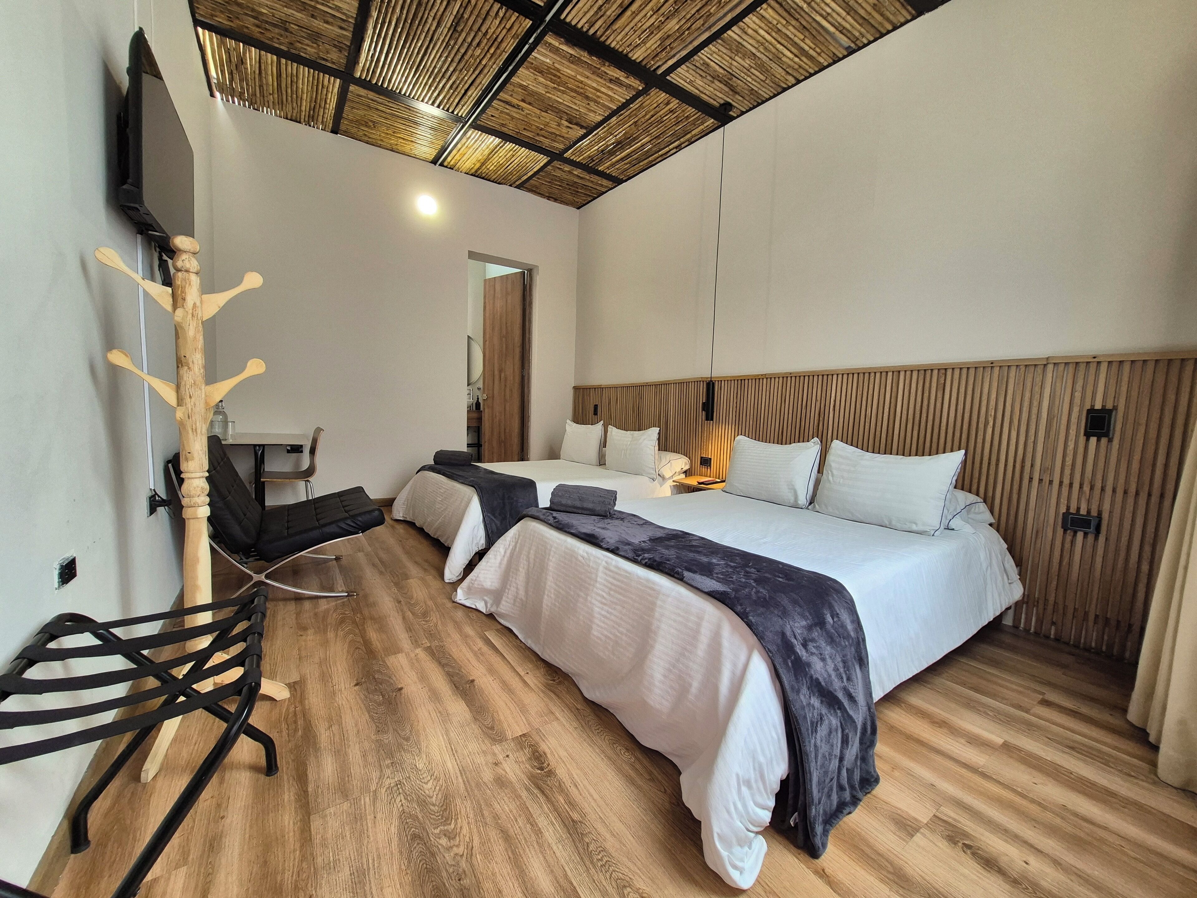 Habitación cuádruple Confort | Escritorio, espacio para trabajar con laptop y wifi gratis 