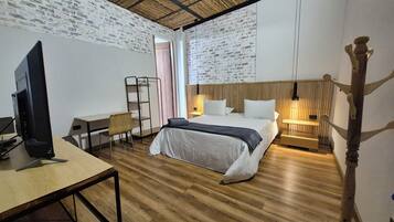 Quarto casal superior | Escrivaninha, espaço de trabalho para notebook, Wi-Fi de cortesia