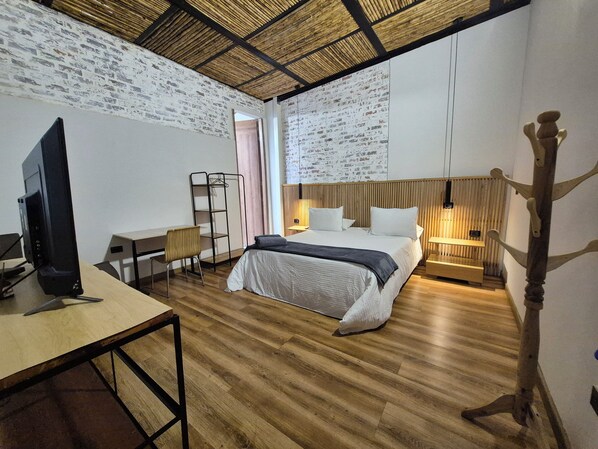 Quarto casal superior | Escrivaninha, espaço de trabalho para notebook, Wi-Fi de cortesia