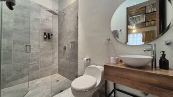 Quarto quádruplo conforto | Banheiro | Chuveiro, toalhas de banho, sabonete, shampoo