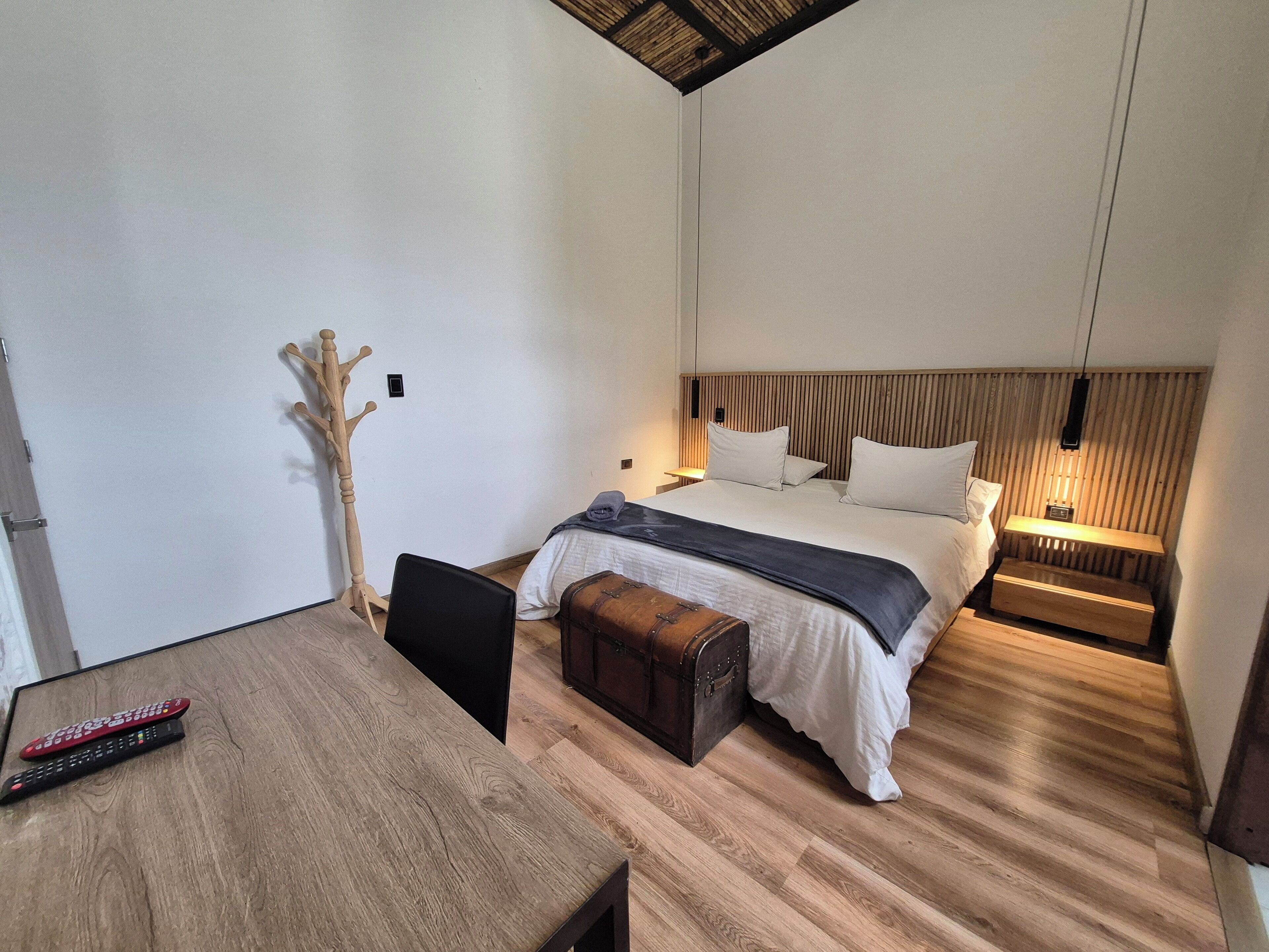 Escritorio, espacio para trabajar con laptop y wifi gratis 