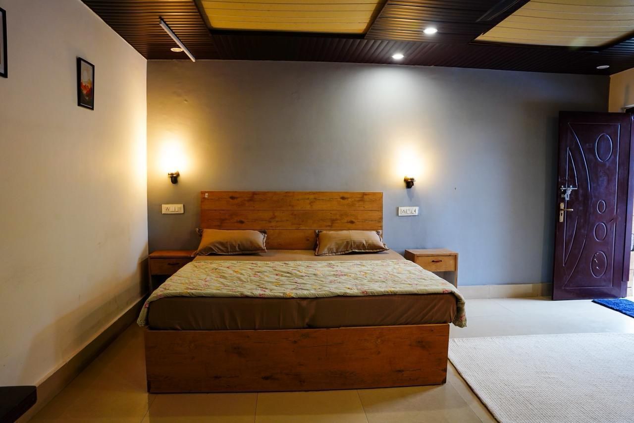 Una camera da letto con un letto di legno, due comodini e un tavolino da notte.