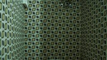 Ducha, artículos de tocador gratuitos, toallas, jabón