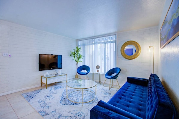 TV - Uptown 1 bedroom with pool (Phoenix)