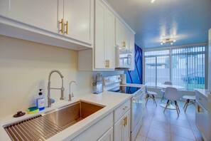 Fridge, microwave, oven, stovetop - Uptown 1 bedroom with pool (Phoenix)