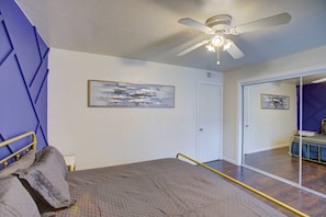 1 bedroom, iron/ironing board, travel cot, WiFi - Uptown 1 bedroom with pool (Phoenix)