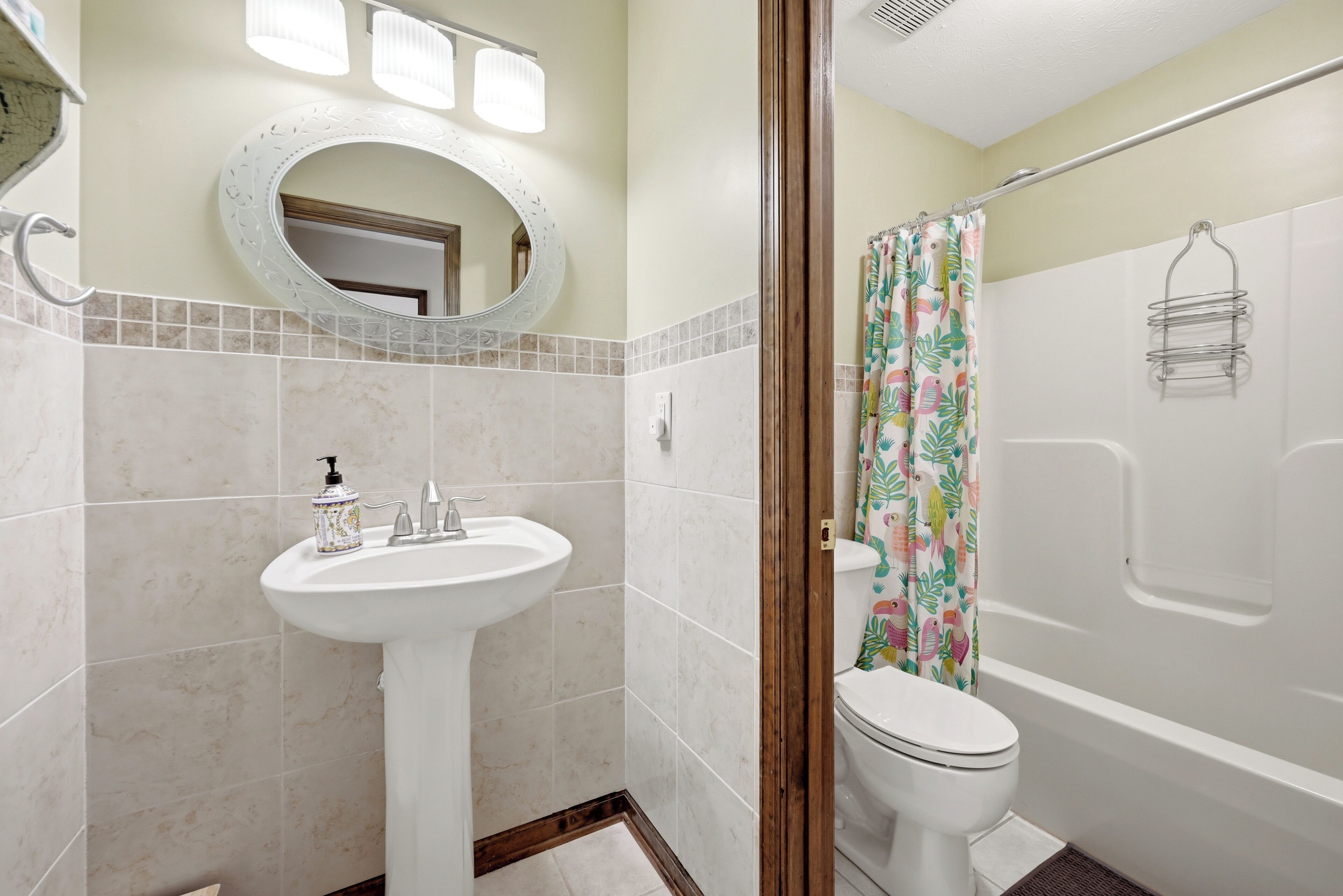 Une salle de bain avec un lavabo, des toilettes et une douche.