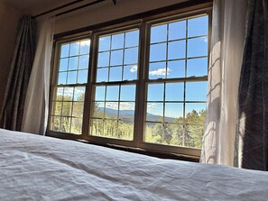 Escritorio, tabla de planchar con plancha, cuna de viaje y wifi gratis 