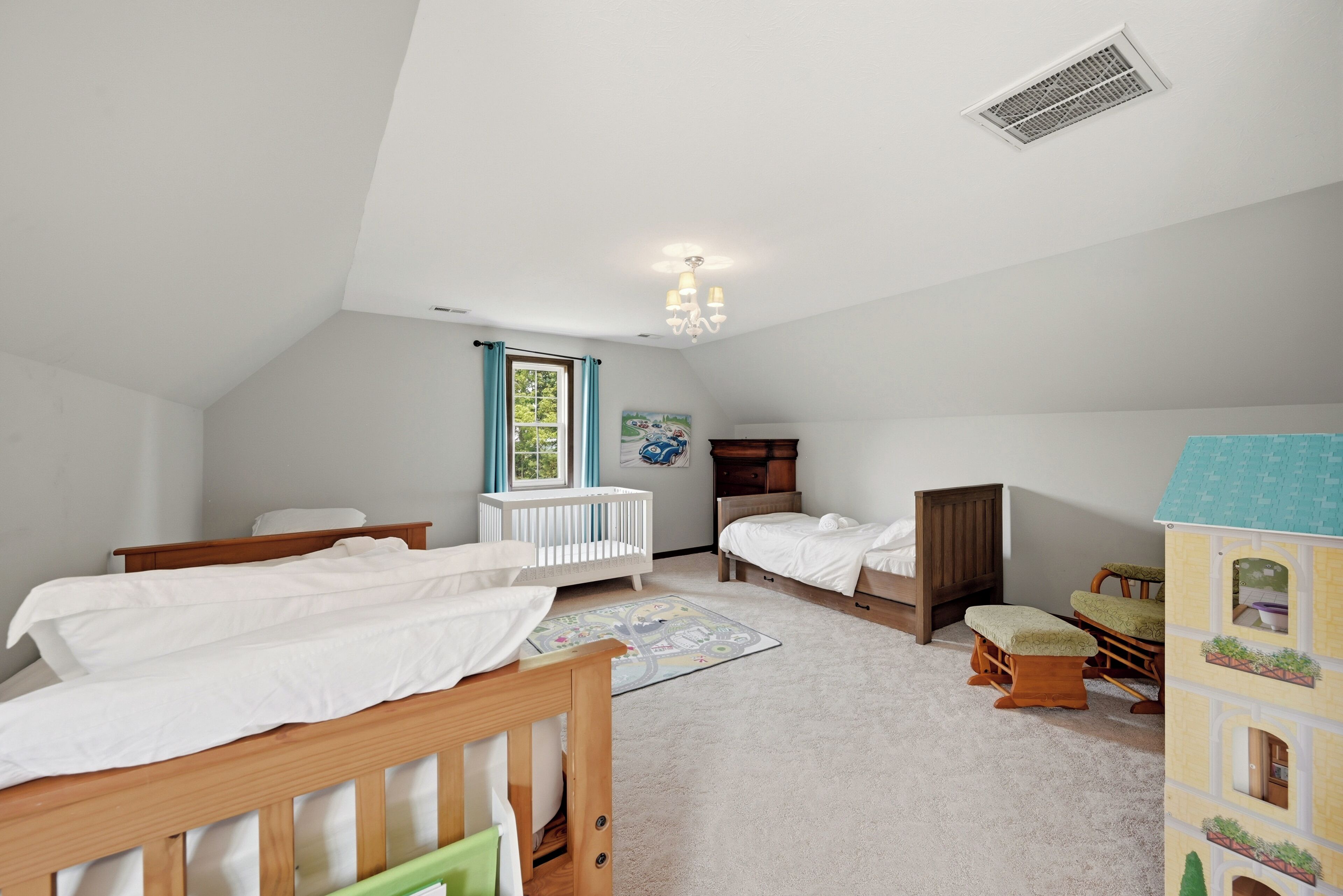 3 bedrooms, desk, iron/ironing board, travel crib