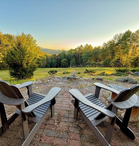 Hilltop Villa with exceptional views, game room, starlink, 90 minutes to DC